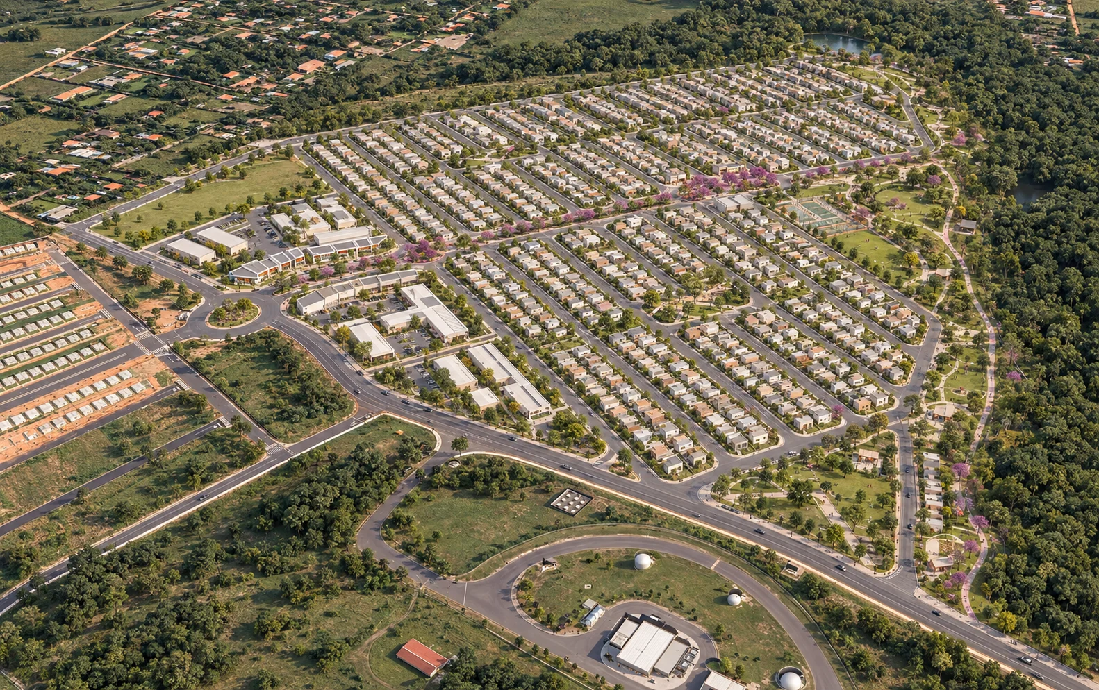 Bairro planejado com parque linear junto à borda da mata